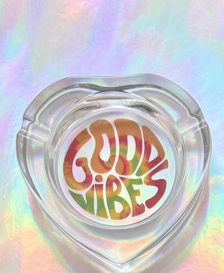 THE "GOOD VIBES" HEART-SHAPED GLASS ASHTRAY